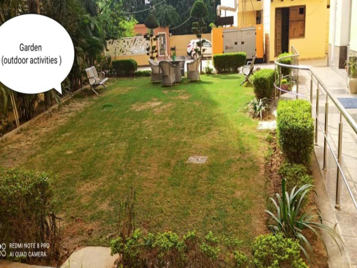 Oyo 74401 Aster Garden Suites Delhi  Buitenkant foto