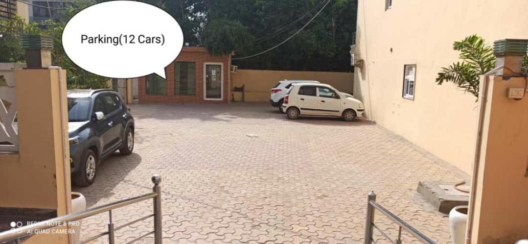 Oyo 74401 Aster Garden Suites Delhi  Buitenkant foto