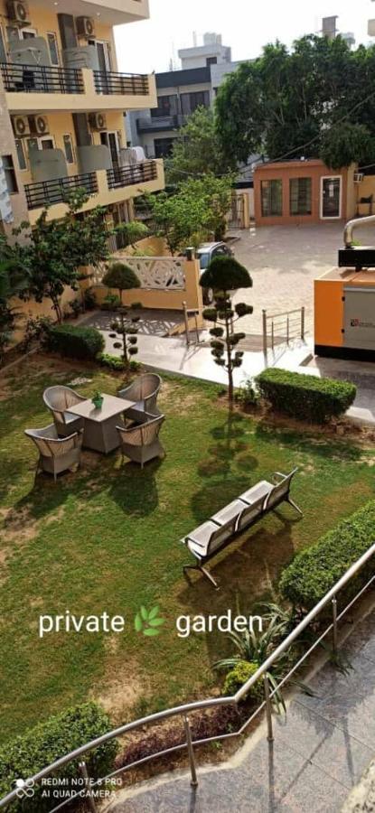 Oyo 74401 Aster Garden Suites Delhi  Buitenkant foto